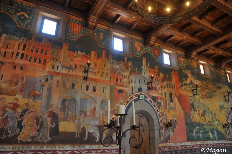 Castello Di Amorosa: фреска средневекового города под деревянным потолком